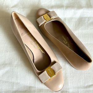 Salvatore Ferragamo Vara Bow Pump Size 7B Tan, Nude, Beige Leather
